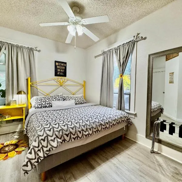 Seattle Home with 2 bedrooms a King bed Queen bed and an Extra Sofa Bed Located 10 minutes from SeaTac Airport and 20 minutes from Downtown, hotel in Seattle