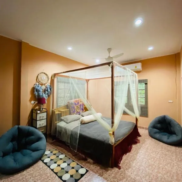 Beachfront bungalow south of Phuket、プーケットタウンのホテル