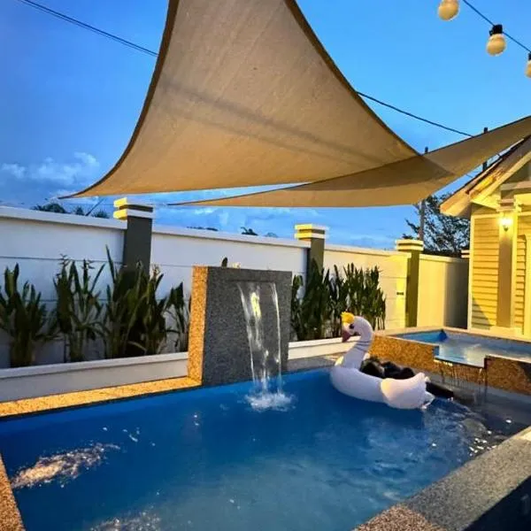 Tiny House Dferry With Private Pool OR 4 Room Homestay Jerantut Wifi Full Aircond, hotel in Jerantut