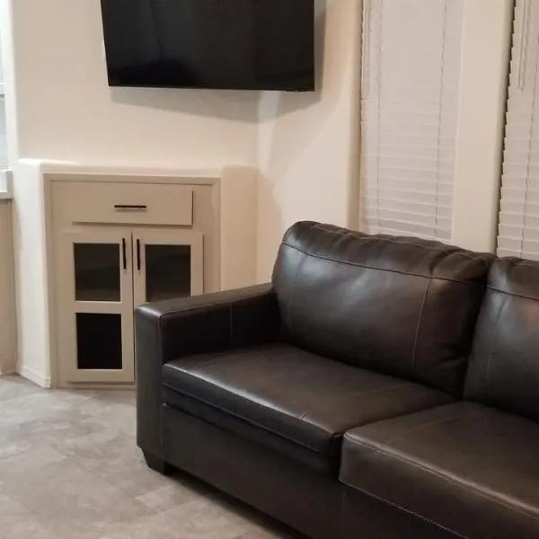 038 Dine & Unwind Tiny Home near Grand Canyon South Rim, hotel in Valle