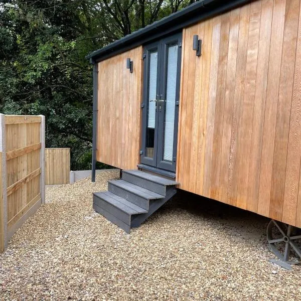 Dee Lodge with private hot tub, hotel in Llangollen