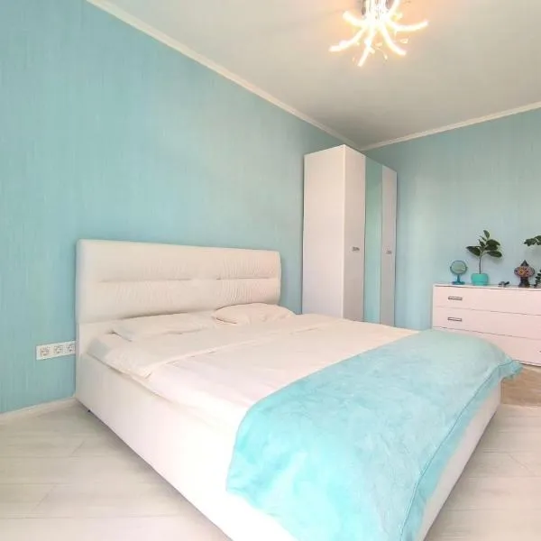 Біленька квартира в ЖК Комфорт Таун, hotel in Kiev