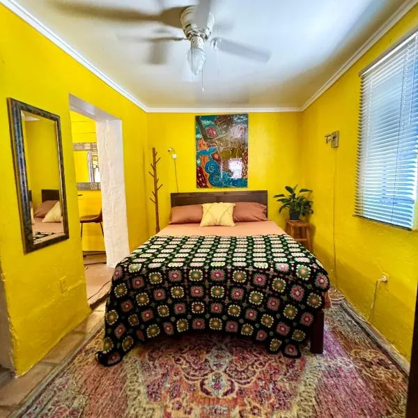 La Quirky Casita, Barrio Viejo, hotel in Tucson