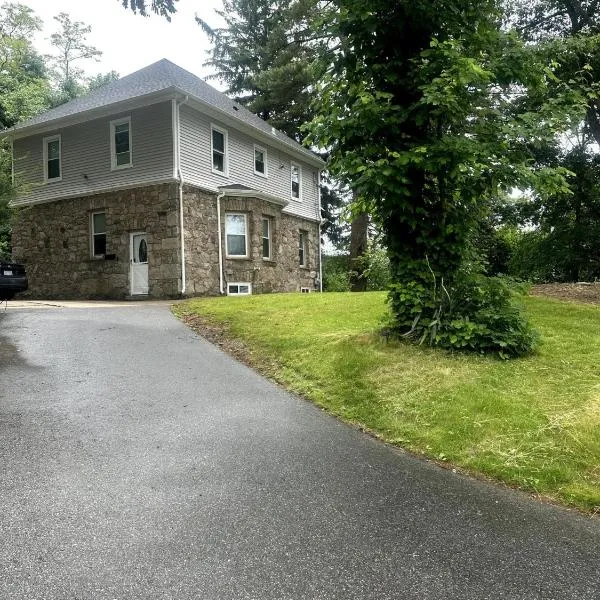 1 Ridgeway Avenue, ξενοδοχείο σε North Providence