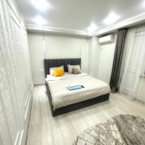 1 комнатная квартира Lux класса в центре Шымкента, khách sạn ở Shymkent