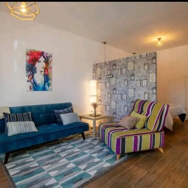 Stylish and Spacious Studio -4 minutes walk to Beach, hotel en Alicante
