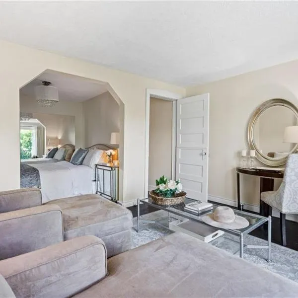 Hummingbird Haven Bed & Breakfast Luxury Suite With Terrace & Seasonal Lake Views Located in Historic Old Town Niagara-On-The-Lake, hotell sihtkohas Niagara-on-the-Lake