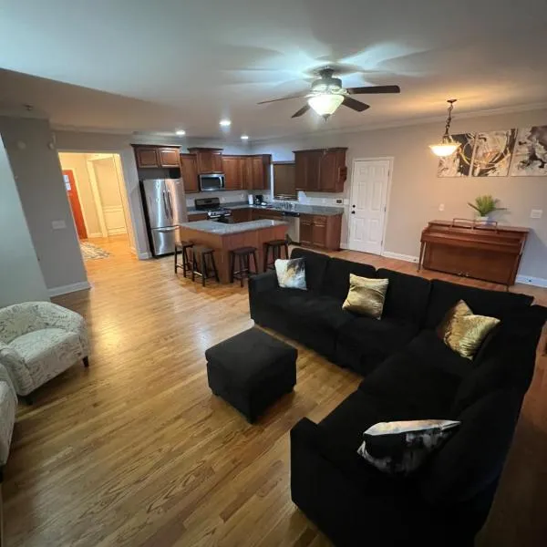 Spacious Gorgeous 3bd home with large deck Close to EVERYTHING, hotel v destinaci Atlanta