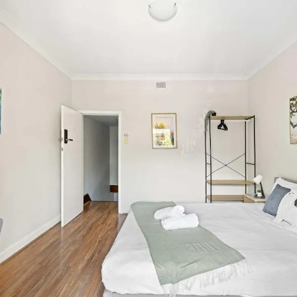Rustic Queen Room in Glebe - Next to USYD - Shared Bathroom, hotel in Sydney