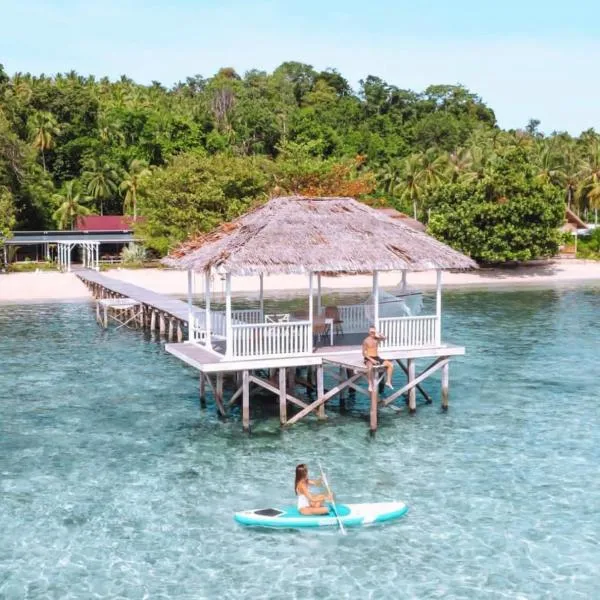 Reconnect - Private Island Resort & Dive Center Togean - Buka Buka Island、Ampanaのホテル