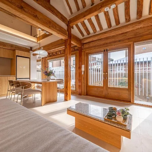 Seoul Premium Hanok MemoryStay Hyoja, hotel in Seoul