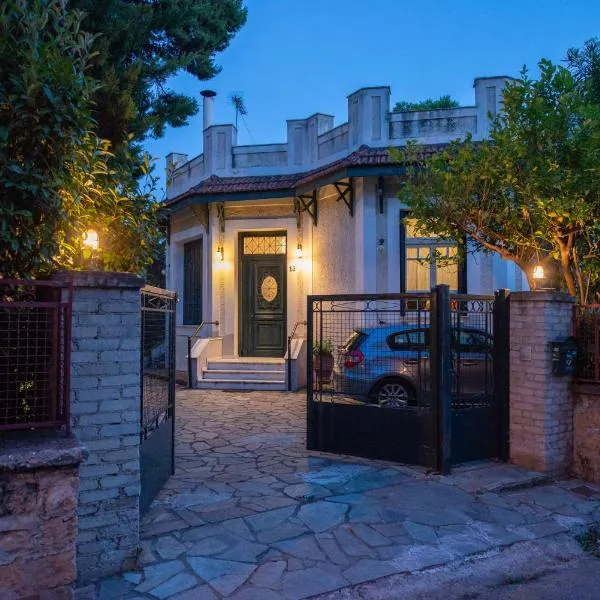 Garden-studio in a mansion-Athens-Chalandri center, hotel em Atenas