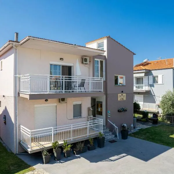 Finikes Studios, ξενοδοχείο στον Λιμένα