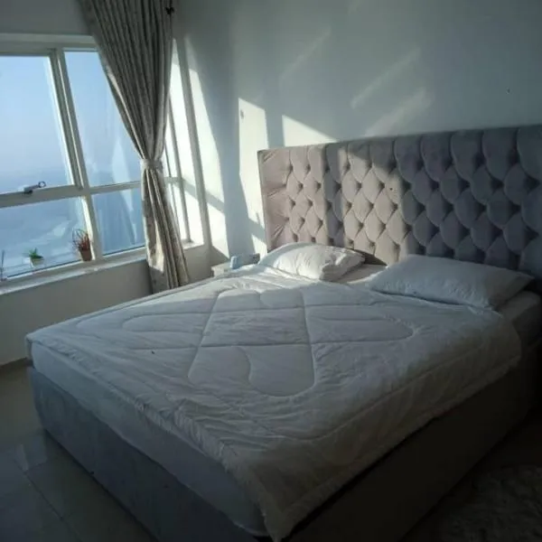 NICE Room in Sea View Apartment with Shared Amenities - ROOM INSIDE APARTMENT, hotel in Ajman