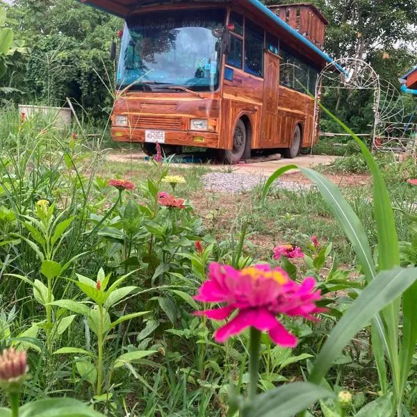 Bus Resort, hotel v destinaci Amphoe Phrao