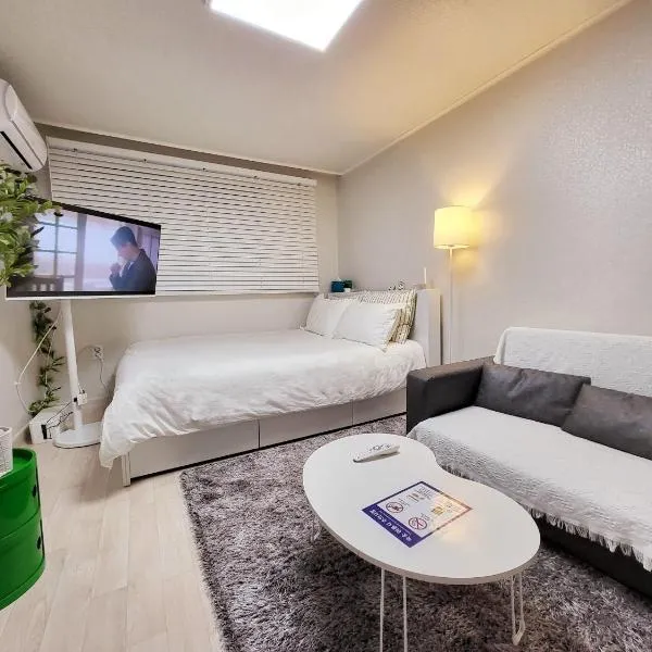 Moon House In Seoul #Quiet #Airport transport nearby#1 min to line2 nakseongdae subway，首爾的飯店
