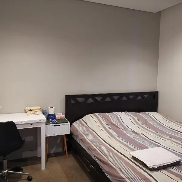 Room with king-size bed close to Melbourne CBD & Southern Cross Station, hotel in Melbourne