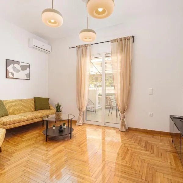 Bright & Contemporary Home with Balcony in Vibrant Piraeus, hotel a Pireo