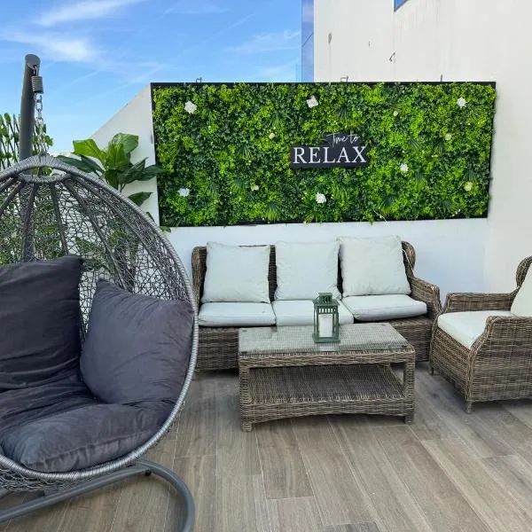 Luxurious 3BR 2BA, 5-min to Beach, Large Terrace, High Floor, hotel in Tangier