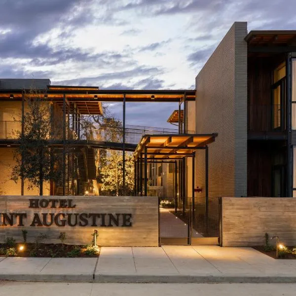 Hotel Saint Augustine，位于休斯顿的酒店