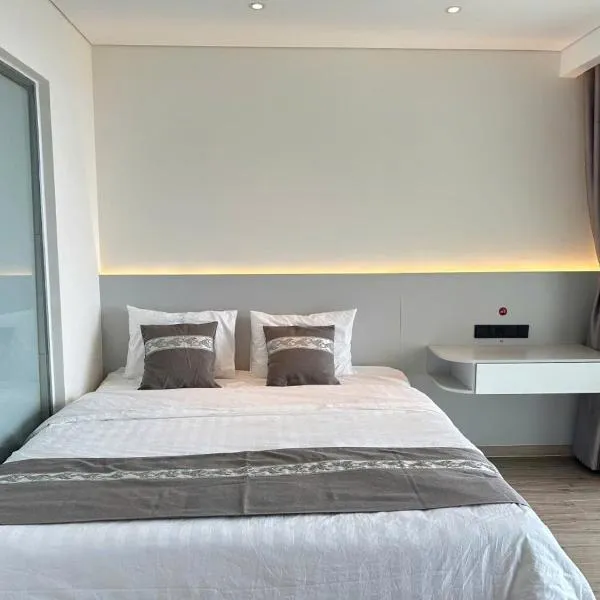 Apec Sun Condotel Tuy Hoà - Sea View, hotel in Phước Hậu