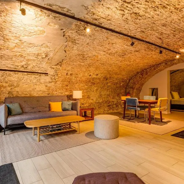 Luxurious renovated apartment in Utrecht City center with view on the old canal, hotel in Utrecht