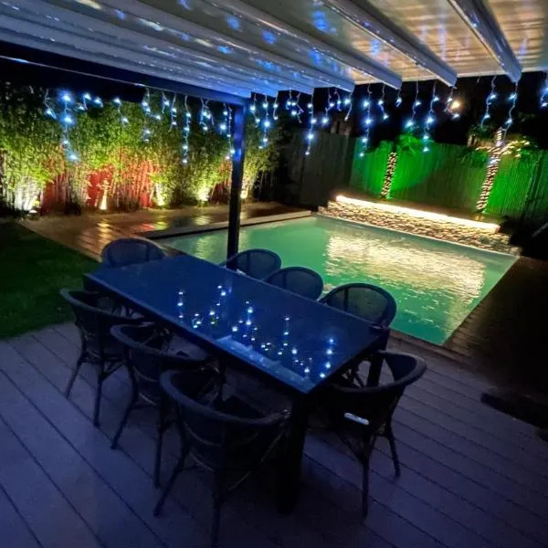 Villa avec Piscine - 15 ' JO - Vélos - 30 ' Disney, hotel in Saint-Maur-des-Fossés