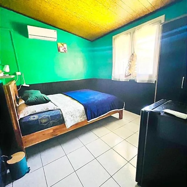 Chambre privée 2 - Case créole Le Mistral,chez Kévin, Hotel in Saint-André