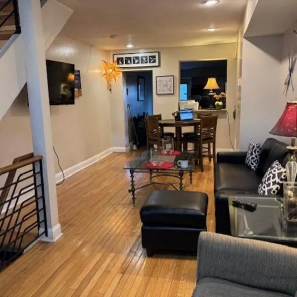 Canton townhome, hotel in Baltimore