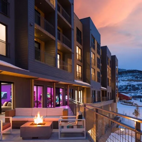 Slope Side Studio In The Heart of Canyons Village with Heated Pool & Hot Tub! – hotel w mieście Park City