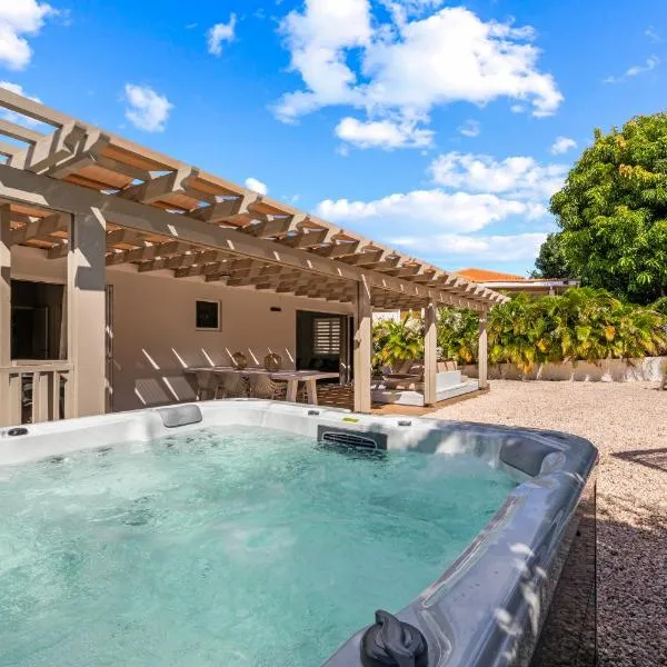 Villa Noni Curaçao met jacuzzi, viešbutis mieste Jan Thiel