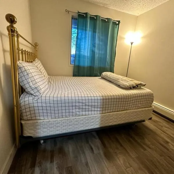 Private bedroom with queen bed, hotel v mestu Edmonton