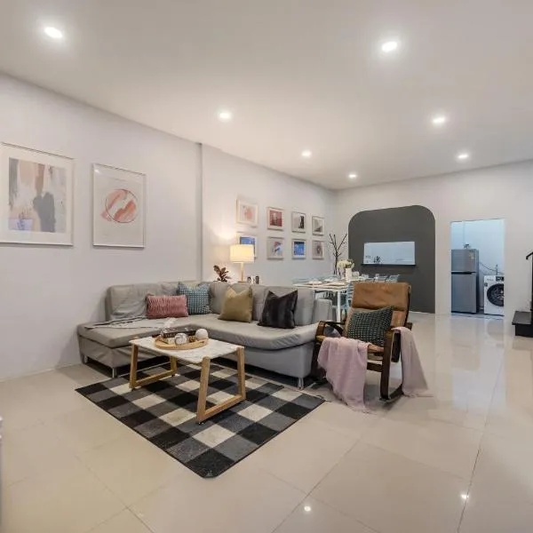 Roombix City House - Cozy House Near Chatuchak For 10-RB1, hotel in Ban Song Krathiam