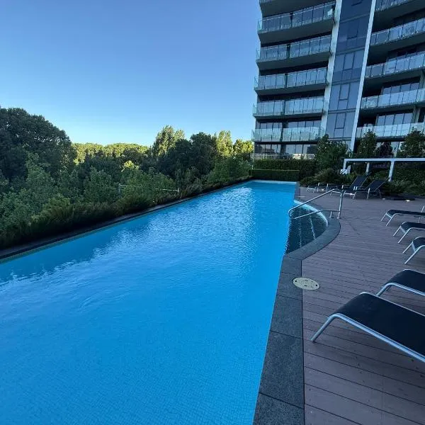 Manhattan Luxe Views L14 Pool Spa Gym 1BR 1 Bath 1 Secure Parking Central City, hotel v destinaci Canberra