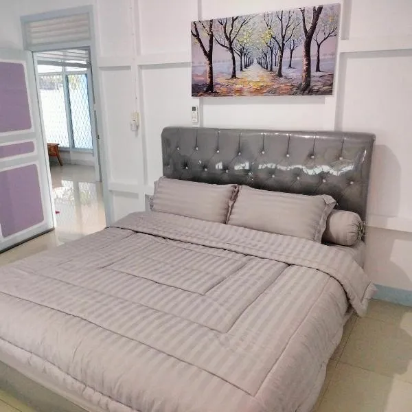 TM guest house 2, hotel in Singkawang