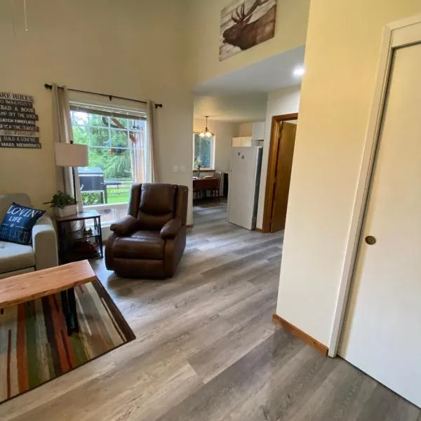 Rainier view farm stay cabin, hotel in Eatonville