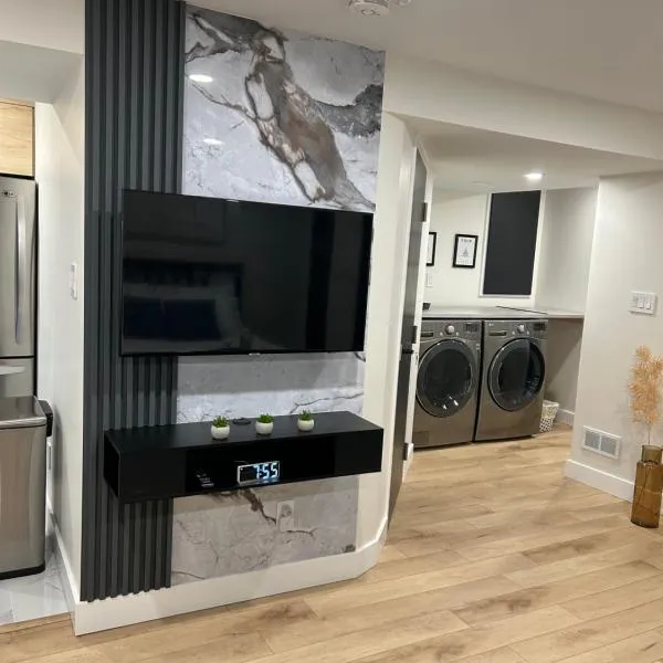 Luxurious modern basement apartment, hotel in Pickering