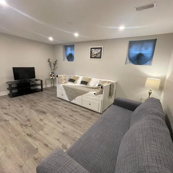 CozyHaven A private entrance, comfy basement apartment in Mississauga with free parking Conveniently located with easy access to the airport downtown Toronto major malls and highways for a seamless stay, ξενοδοχείο σε Μισισάουγκα