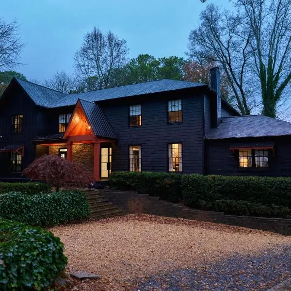 The Black House At Victoria Mill Buckhead, hotel in Atlanta