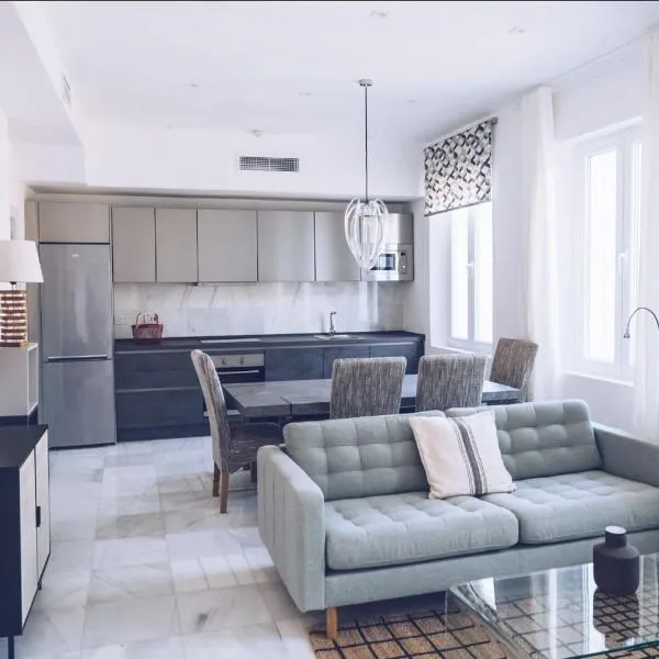 Luxury 2-BR Apartment in The Nook with Lift Access and Prime Central Location, hotel a Gibraltar