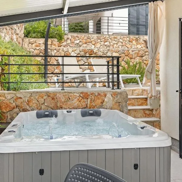Crepsa Paradise with Jacuzzi - Couple Getaway, hôtel à Cres