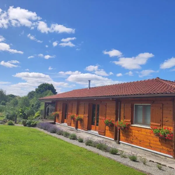 Chalet au cœur d'un magnifique parc arboré - Limousin, hotel in Linards