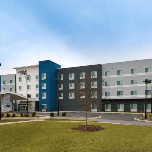 Fairfield Inn & Suites by Marriott Charlotte University Research Park, hotel v destinaci Charlotte