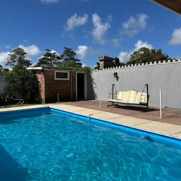 Casa con piscina Atlántida, hotel in Atlántida