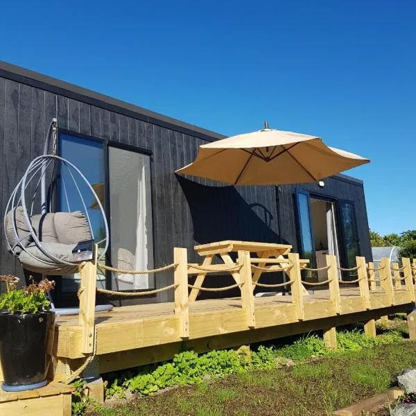 BRAND NEW Perfect tiny home in Mangawhai, hotel em Hakaru