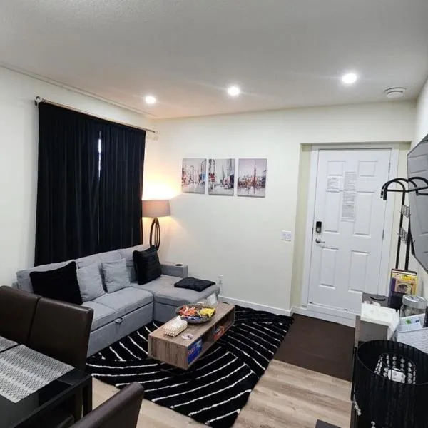 Charming Oasis Tranquil Suite 8 min Airport, AC, hotel in Calgary