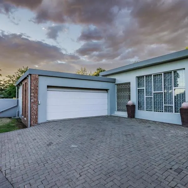 3 Bedroom private luxury complete house, ξενοδοχείο στο Μπλουμφοντέιν