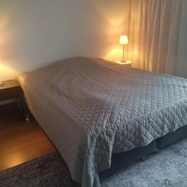 Quiet room near everything in a shared apartment, hotel v Helsinkách