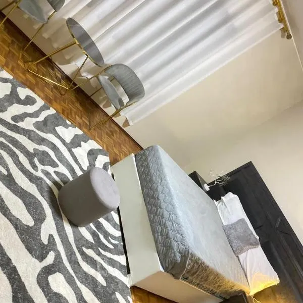 Quartos privados em uma casa comum, hôtel à Lubango