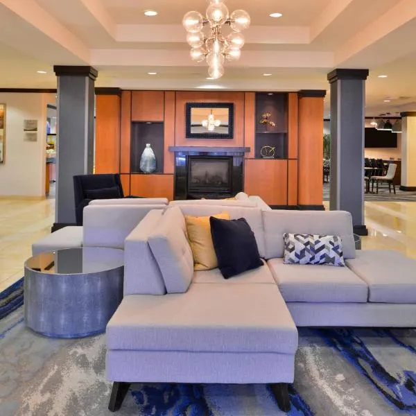 Fairfield Inn & Suites Raleigh-Durham Airport/Brier Creek, khách sạn ở Durham